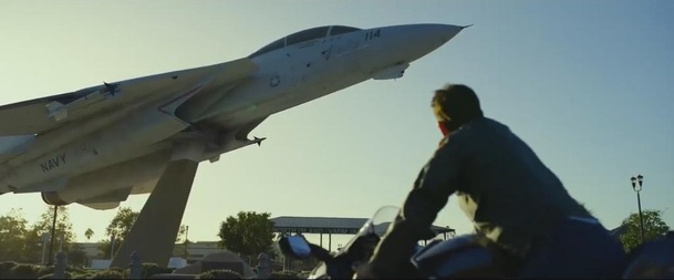 Top Gun: Maverick: Herci trénovali tři měsíce, aby za letu nezvraceli a ještě zvládali sami sebe natáčet | Fandíme filmu