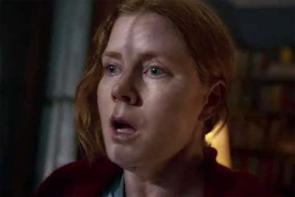 Žena v okně: Amy Adams v traileru na nový thriller pochybuje o vlastní příčetnosti | Fandíme filmu