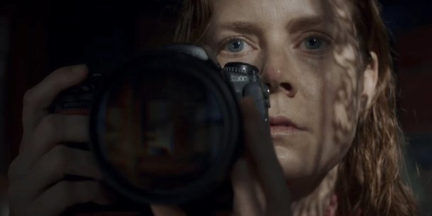 Žena v okně: Amy Adams v traileru na nový thriller pochybuje o vlastní příčetnosti | Fandíme filmu