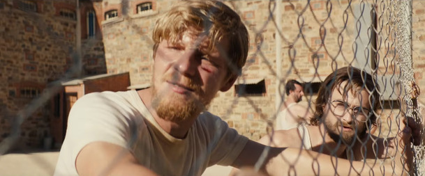 Escape from Pretoria: Daniel Radcliffe prchá z vězení v prvním traileru | Fandíme filmu