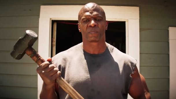 John Henry: Terry Crews jako anděl pomsty s obřím kladivem v prvním traileru | Fandíme filmu