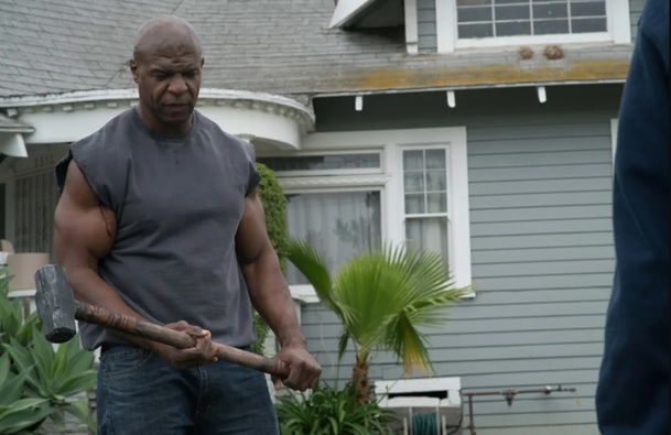 John Henry: Terry Crews jako anděl pomsty s obřím kladivem v prvním traileru | Fandíme filmu