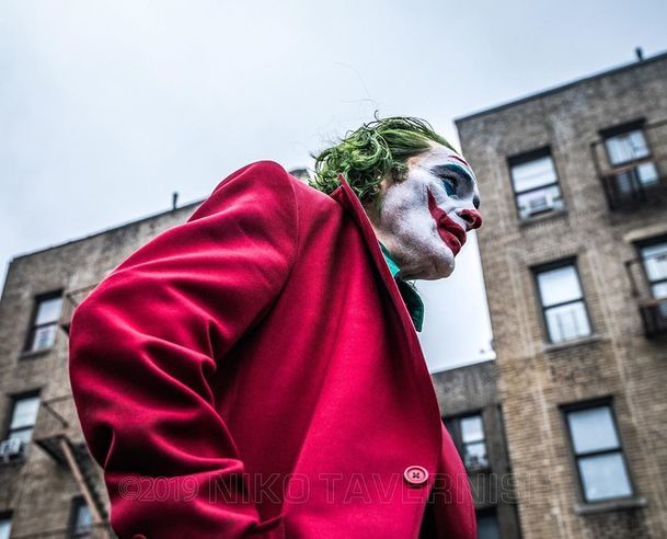 Joker: Režisér by chtěl vidět Batmanův příběh zasazený do stejného světa | Fandíme filmu