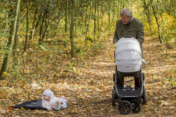 Poldové a nemluvně: Nová rodinná komedie od ČT má premiéru již tento pátek | Fandíme serialům