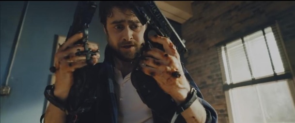 Guns Akimbo: Daniel Radcliffe střílí obouruč v našlapaném traileru na film, který připomíná videohru | Fandíme filmu