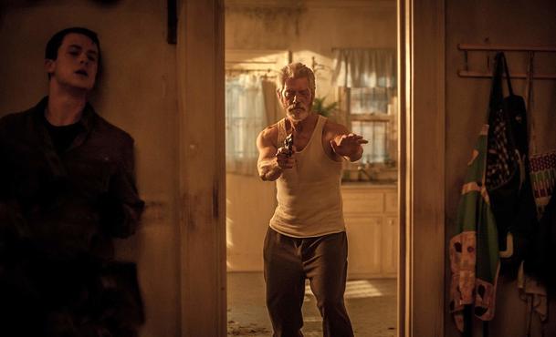 Smrt ve tmě 2: Pokračování thrilleru s drsným slepcem má režiséra | Fandíme filmu