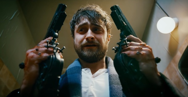 Guns Akimbo: Další porce šíleností s Danielem Radcliffem v novém traileru | Fandíme filmu