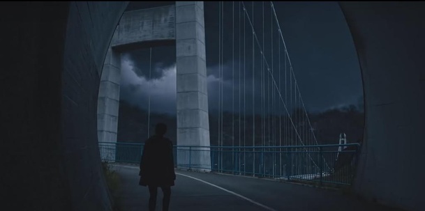 Mortal: Nat Wolff z Papírových měst má božské síly a prchá před zákonem. Mrkněte na trailer | Fandíme filmu