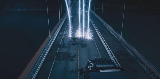 Mortal: Nat Wolff z Papírových měst má božské síly a prchá před zákonem. Mrkněte na trailer | Fandíme filmu