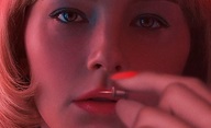 Swallow: Těhotná hrdinka psychologického thrilleru polyká nebezpečné předměty | Fandíme filmu