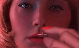 Swallow: Těhotná hrdinka psychologického thrilleru polyká nebezpečné předměty | Fandíme filmu