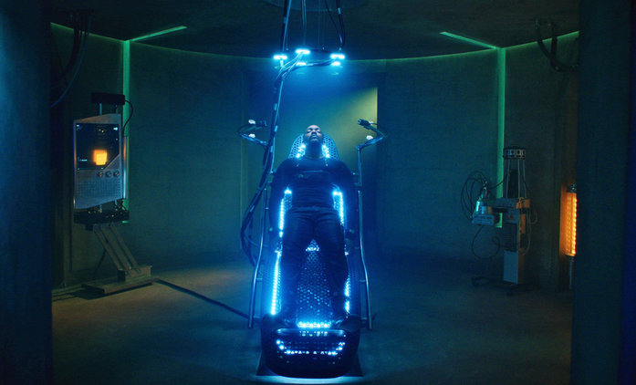 Altered Carbon 2: Anthony Mackie v novém teaser traileru „přeobsazené" sci-fi série | Fandíme seriálům