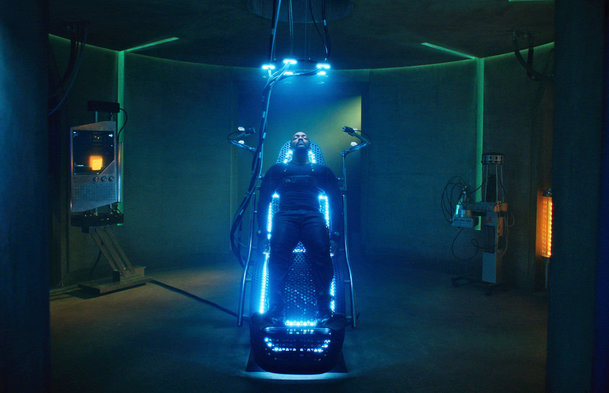Altered Carbon 2: Anthony Mackie v novém teaser traileru „přeobsazené" sci-fi série | Fandíme serialům