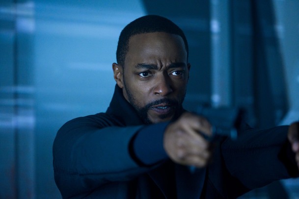 Altered Carbon 2: Anthony Mackie v novém teaser traileru „přeobsazené" sci-fi série | Fandíme serialům