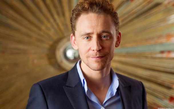 White Stork: Tom Hiddleston si v nové sérii zahraje politika, kterého ohrožuje jeho temná minulost | Fandíme serialům