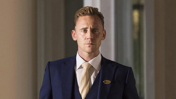 White Stork: Tom Hiddleston si v nové sérii zahraje politika, kterého ohrožuje jeho temná minulost | Fandíme serialům