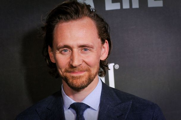 White Stork: Tom Hiddleston si v nové sérii zahraje politika, kterého ohrožuje jeho temná minulost | Fandíme serialům