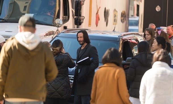 Matrix 4: Keanu Reeves na záběrech z natáčení nevypadá ani trochu jako Neo | Fandíme filmu