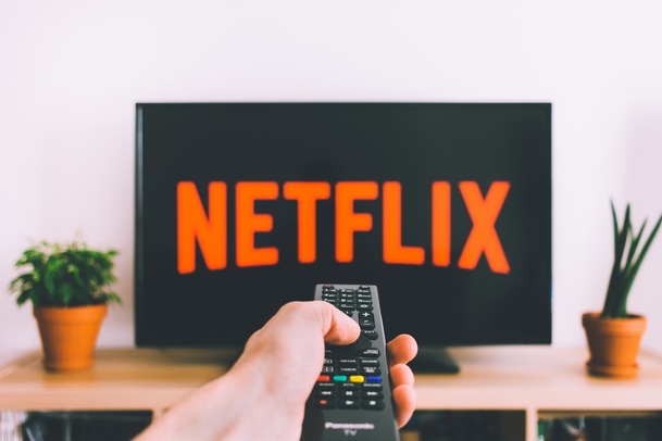 Netflix má předtočených dost seriálů, aby mu vydržely do závěru roku | Fandíme serialům