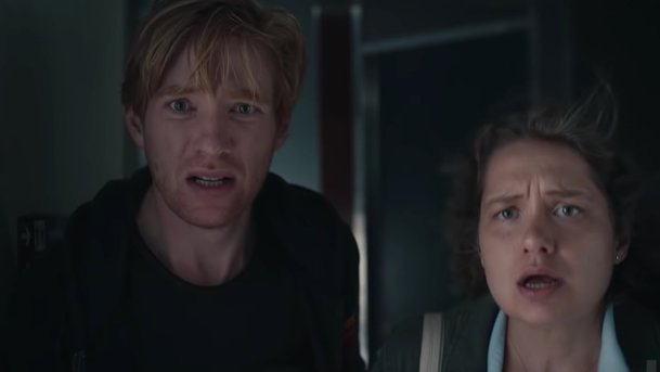 Run: Domhnall Gleeson a Merritt Wever se vydávají na útěk v první upoutávce | Fandíme serialům