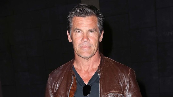 Outer Range: Josh Brolin se vrací do televize pod produkční záštitou Brada Pitta | Fandíme serialům