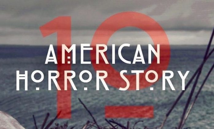 American Horror Story: Nový plakát poodhaluje, o čem bude desátá řada | Fandíme seriálům
