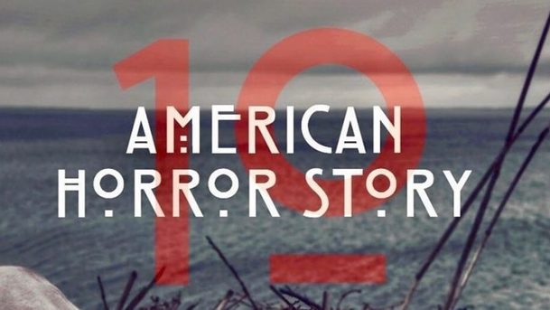 American Horror Story: Nový plakát poodhaluje, o čem bude desátá řada | Fandíme serialům