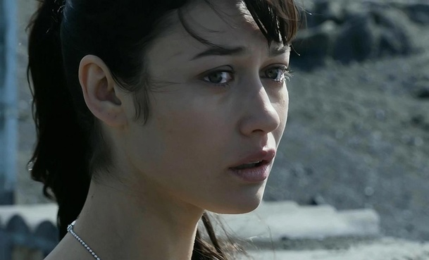 Olga Kurylenko a Idris Elba mají koronavirus | Fandíme filmu