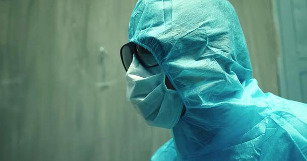 Vědec z Netflix dokumentu Globální pandemie tvrdí, že objevil účinný prostředek proti koronaviru | Fandíme serialům