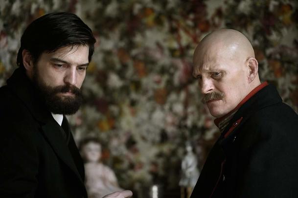 Freud: V seriálu od Netflixu se slavný psycholog zaplete do šetření vraždy | Fandíme serialům