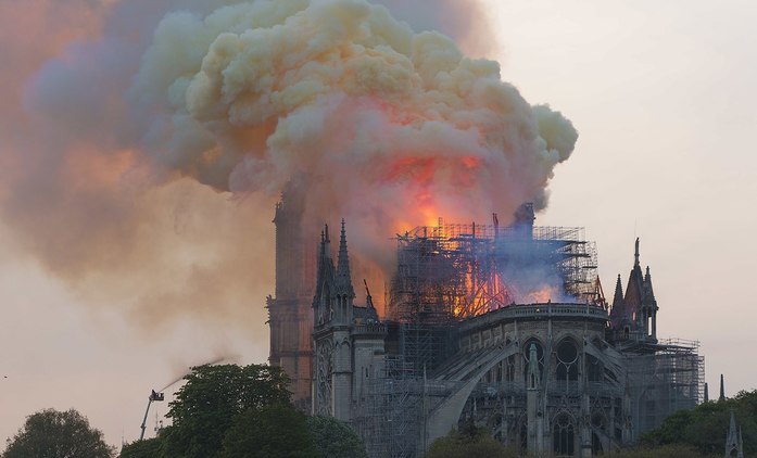 Notre-Dame: O tragédii slavné katedrály se chystá minisérie a dokumentární film | Fandíme seriálům