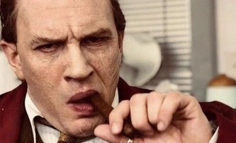 Capone: Tom Hardy se proměnil ve světoznámého mafiána - Trailer | Fandíme filmu