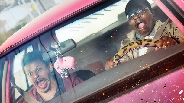 Bad Trip: Kříženec Borata a Jackass odhaluje v trailerech šokující kousky | Fandíme filmu