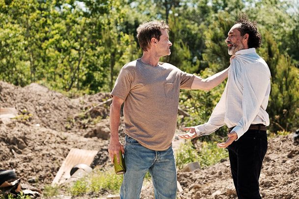 The Quarry: V napjatém thrilleru se vrah vydává za svoji oběť - kazatele | Fandíme filmu