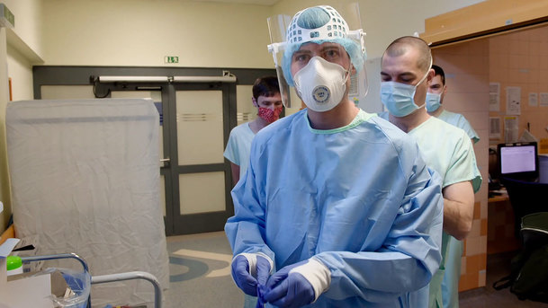 Nemocnice v první linii: Česká televize ve svojí sérii ukazuje fungování nemocnic během pandemie | Fandíme serialům