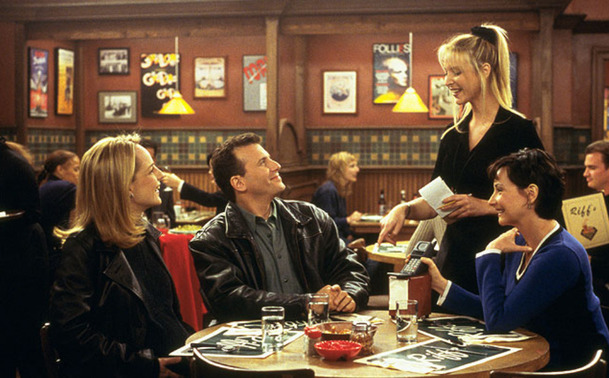 Přátelé: Proč má Phoebe v seriálu dvojče | Fandíme serialům