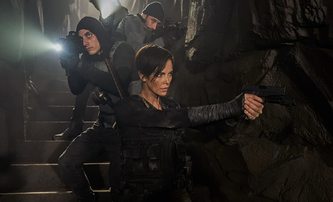 The Old Guard: Je tu první pohled na Charlize Theron v další ostré akční roli | Fandíme filmu