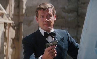 Rogera Moora v roli Bonda před lety málem vystřídal James Brolin | Fandíme filmu