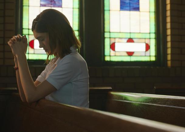 Yes, God, Yes: Bůh, dospívání a sexualita v novém filmu s hrdinku ze Stranger Things | Fandíme filmu