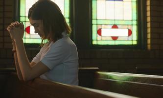 Yes, God, Yes: Bůh, dospívání a sexualita v novém filmu s hrdinku ze Stranger Things | Fandíme filmu