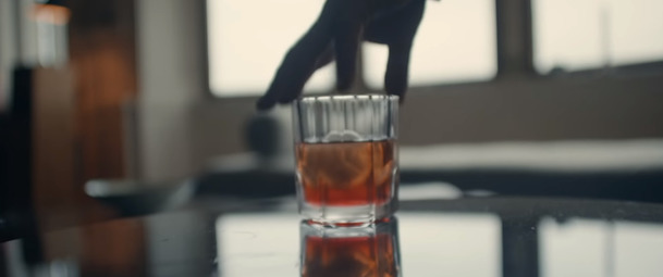 Druk: Parta Dánů testuje teorii, že konstantně zvýšená hladina alkoholu v krvi vám zlepší život | Fandíme filmu