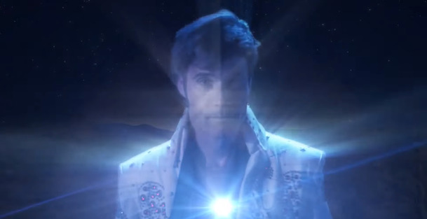 Elvis from Outer Space: Bizarní sci-fi béčko nás zve na bitvu Elvisů | Fandíme filmu