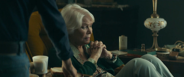 American Woman: Ellen Burstyn je napadena členem teroristické organizace v prvním traileru | Fandíme filmu