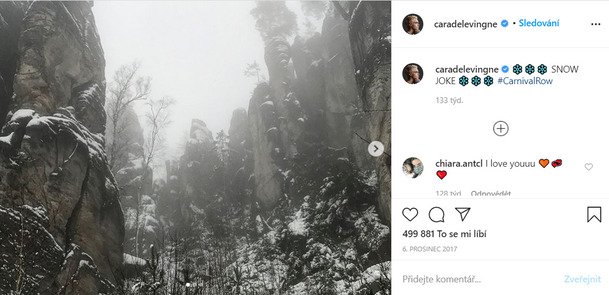 Fotky: Jak si hvězdy amerického seriálu Carnival Row užívaly Česko | Fandíme serialům