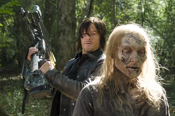 Živí mrtví: Norman Reedus při natáčení zvedl žaludek svému hereckému kolegovi | Fandíme serialům