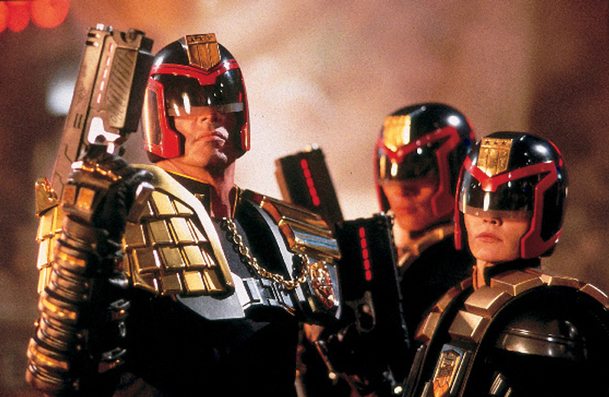 Dredd vs Dredd: Sylvester Stallone dorovnal Karla Urbana | Fandíme filmu