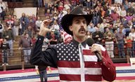 Sacha Baron Cohen si vystřelil z pravicových radikálů na jejich vlastní akci | Fandíme filmu