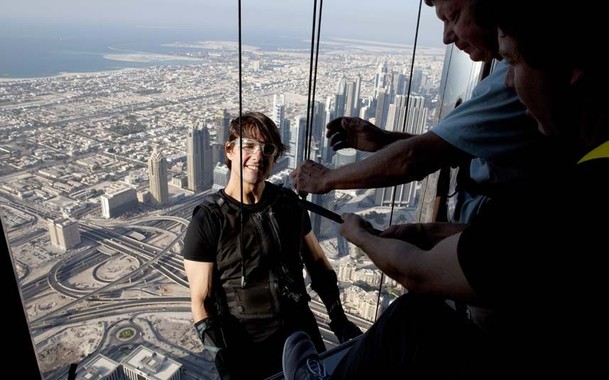 Tom Cruise na rozjeté motorce skočil ze srázu - pusťte si záběry | Fandíme filmu