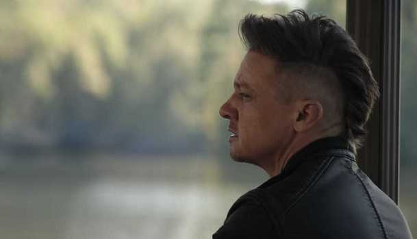 Hawkeye: Jeremy Renner by měl pochodeň předat kámošce Bumblebeeho | Fandíme filmu