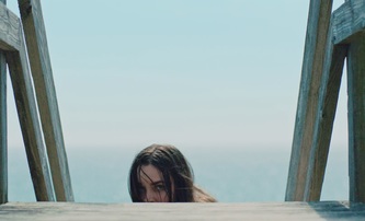 The Beach House: V novém hororu číhá v moři cosi slizkého | Fandíme filmu